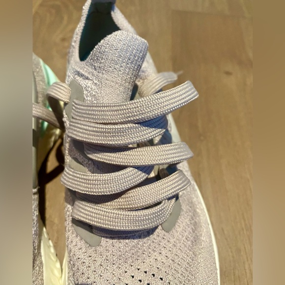 Nike Epic React Flyknit 2 in moon particle with teal tint, women’s size 6 - Picture 15 of 15